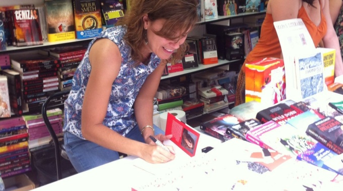Raquel Villaamil Se Estrena Firmando En La Feria Del Libro De Madrid
